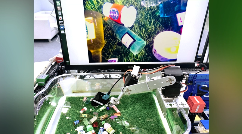 Live-Demo unter Wasser: Die IP67-zertifizierte FPD-Link III-Kamera liefert selbst unter Wasser qualitativ hochwertige Bilder und ermöglicht es dem System, "Plastikmüll" unter der Wasseroberfläche zu lokalisieren und zu sammeln.