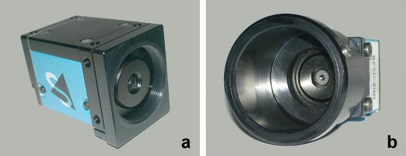 Abb. 1: Kamerabody, Frontansicht mit Schraubgewinde für Kamera-Tubus und Lichtdurchlass (a), Body mit eingeschraubtem Tubus, Blick auf den Lichtdurchlass und die dort eingelassene Frontlinse (b).